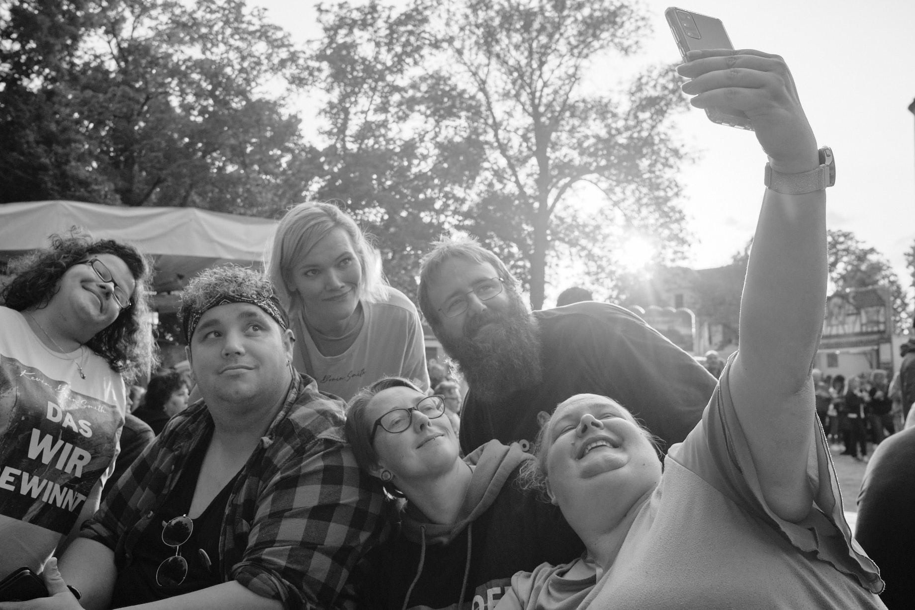 Festivalbesucher machen ein Gruppenselfie - Foto: Thomas Steinberg