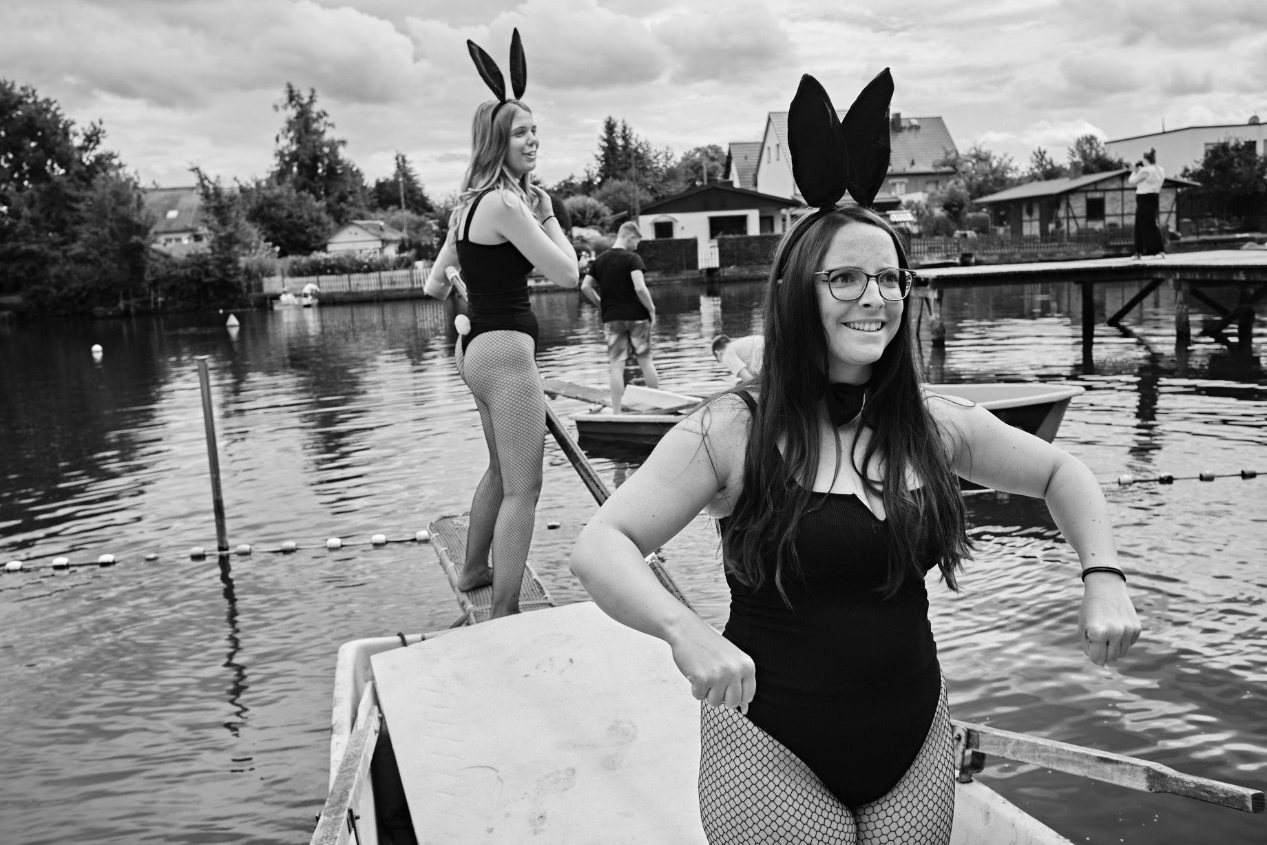 Zwei Frauen im Bunny-Kostüm vor ihrem ersten Wettekampf beim Fischerstechen - Foto: Thomas Steinberg