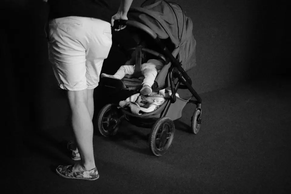 Vater mit Kinderwagen - Foto: Thomas Steinberg