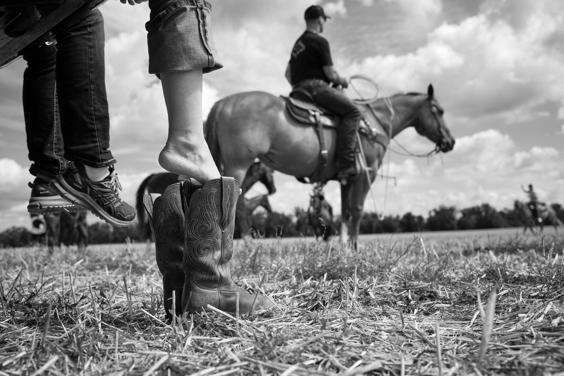 Eine Frau hat die Cowboystiefel ausgezogen. - Foto: Thomas Steinberg