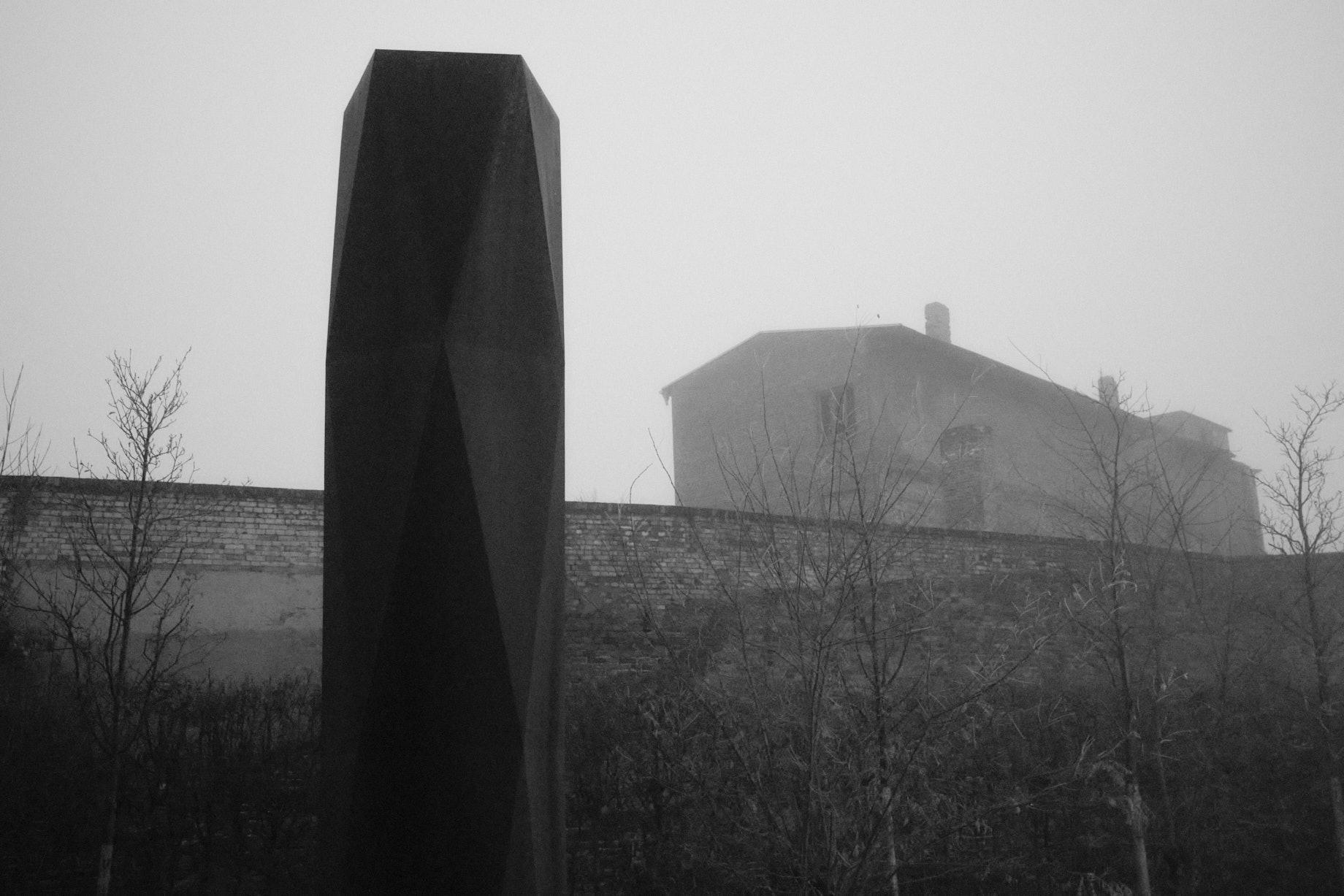 Eine Luftansaugung vom Umweltbundesamt im Nebel. - Foto: Thomas Steinberg