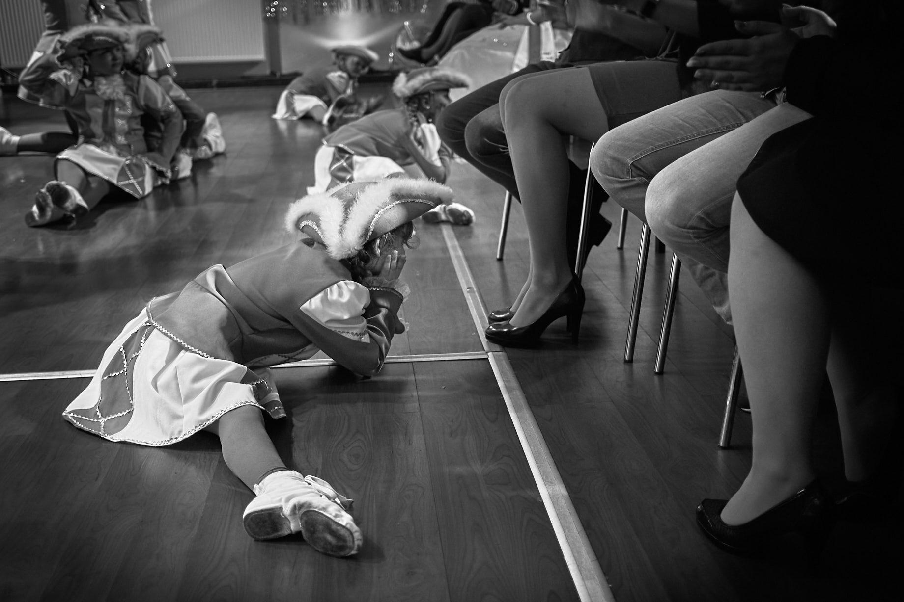 Eine Karnevalstänzerin geht zu Füßen der Gäste in den Spagat. - Foto: Thomas Steinberg