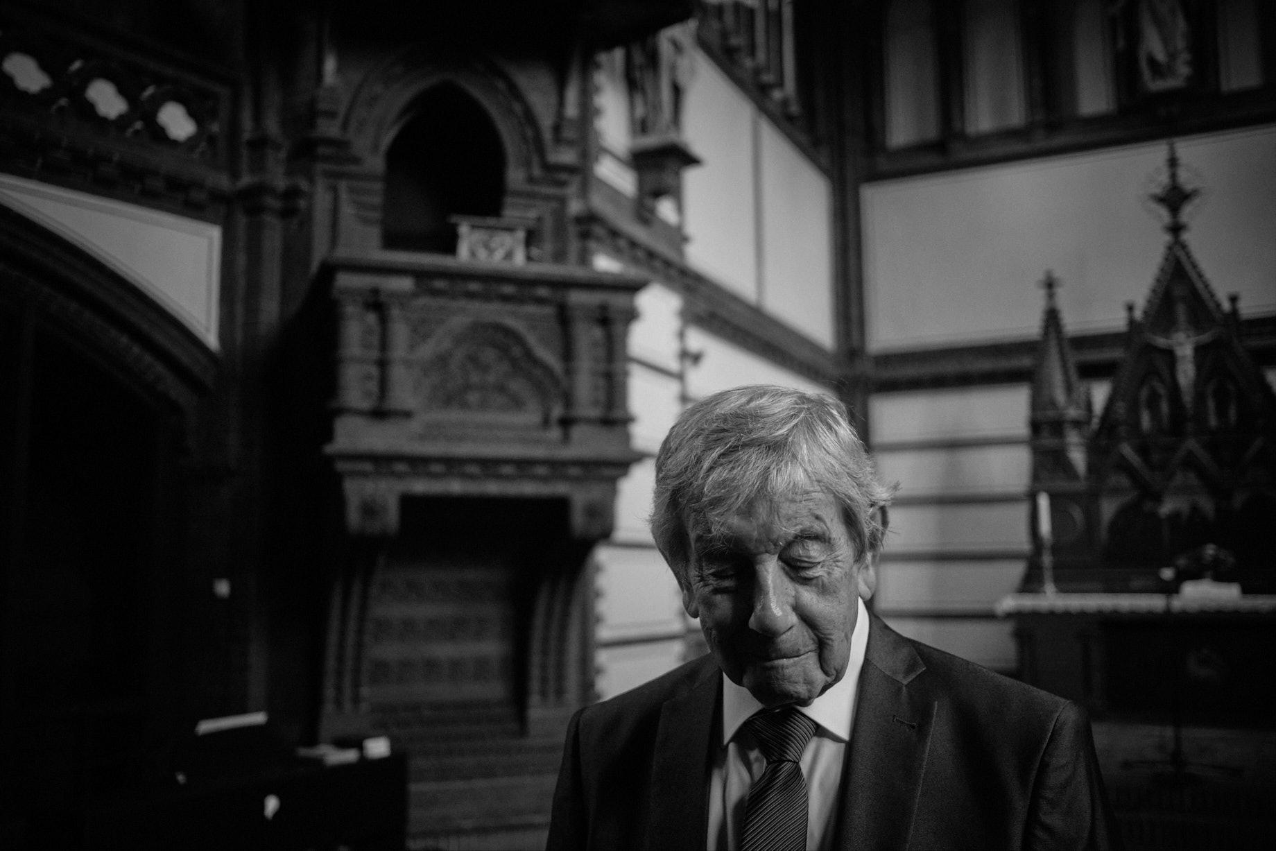 Der 90-j&auml;hrige Architekt G&uuml;nther Gaudl in der von ihm umgebauten Pauluskirche. - Foto: Thomas Steinberg