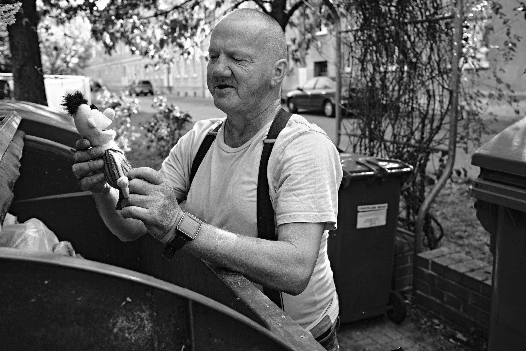Bernd findet eine Bert-Puppe im M&uuml;llcontainer. - Foto: Thomas Steinberg
