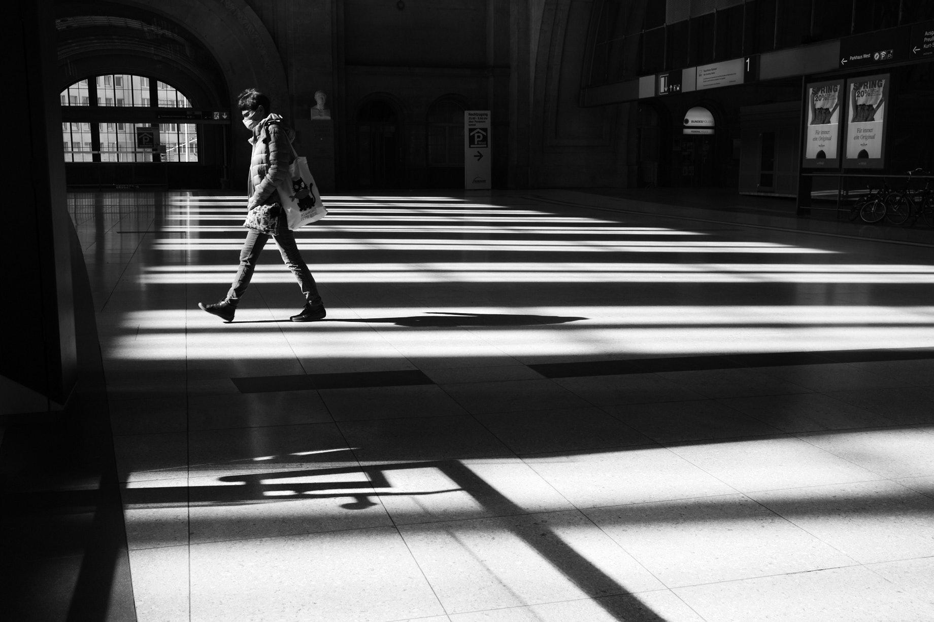 Ein Frau während der Rushhour allein auf dem Leipziger Hauptbahnhof - Foto: Thomas Steinberg