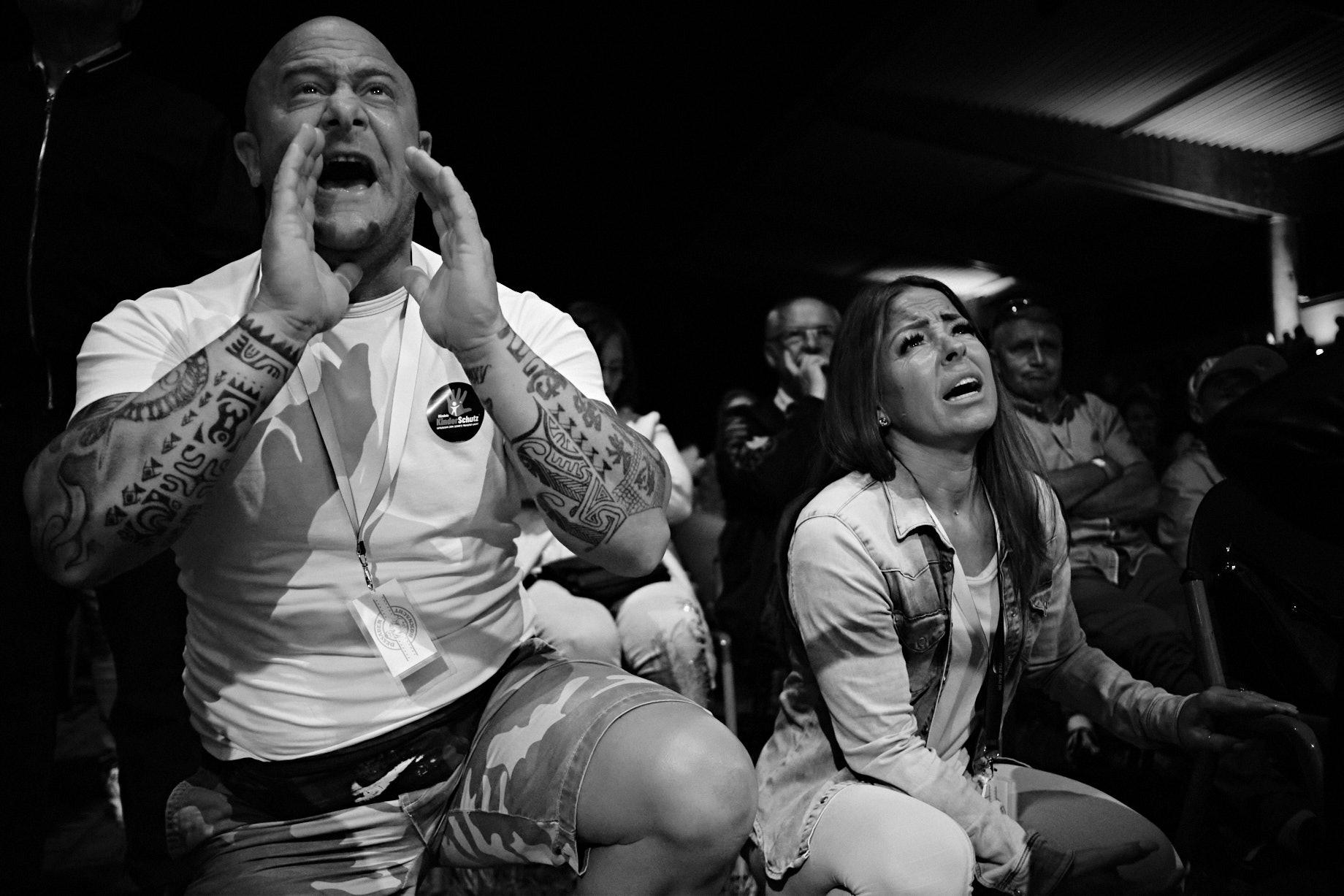Zwei Fans feuern den Boxer Ronny Gabel an. - Foto: Thomas Steinberg