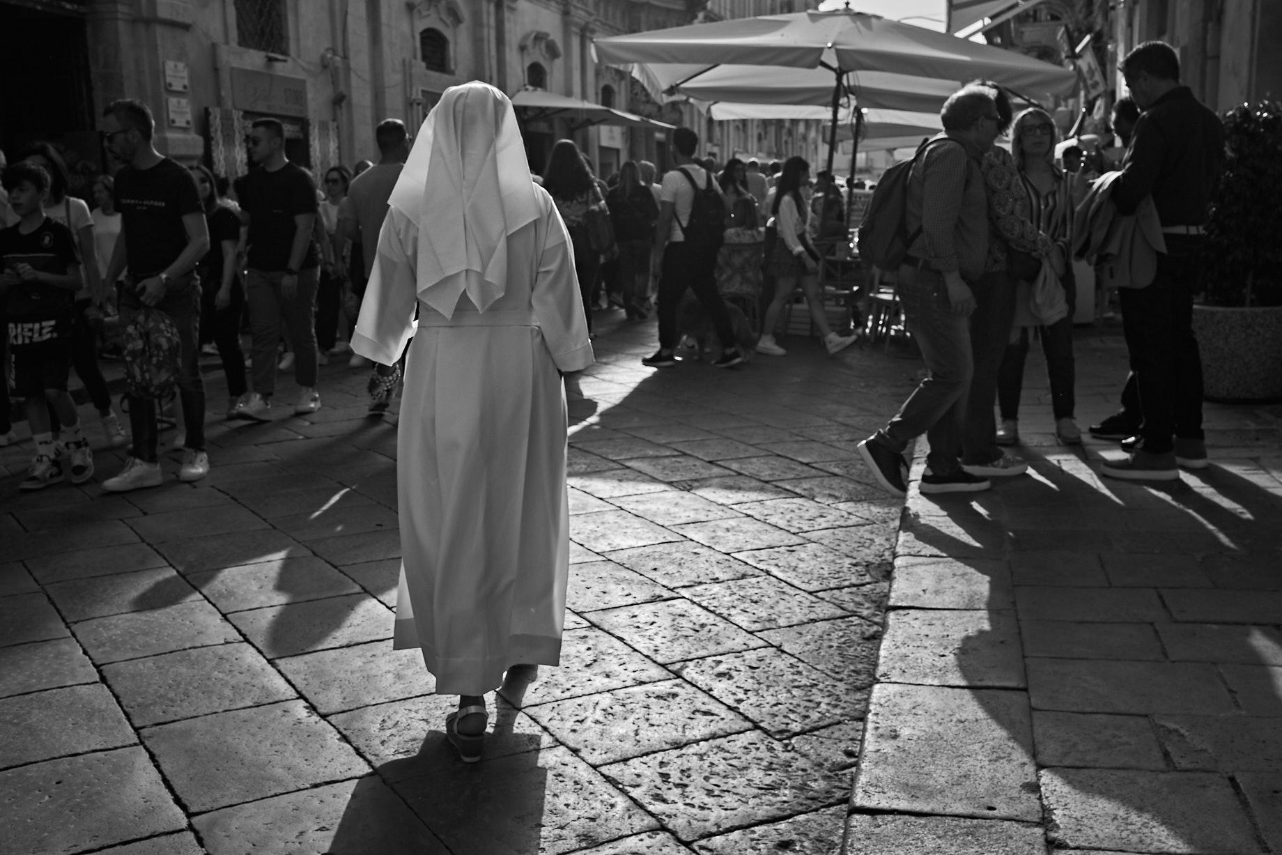 Nonne zwischen den Besuchern der Infiorata in Noto - Foto: Thomas Steinberg