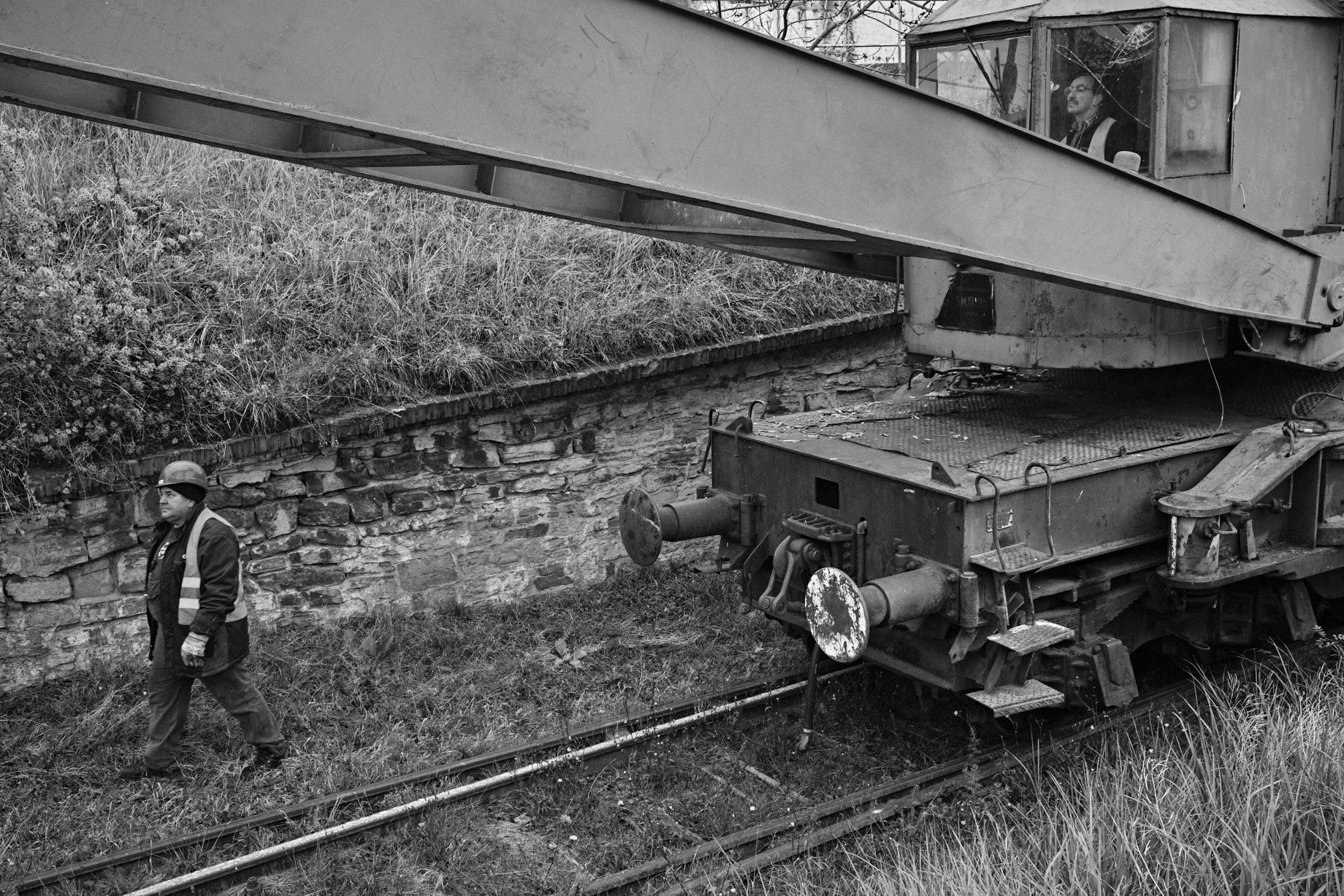 Ein Schienendrehkran wird auf dem Gel&auml;nde der Schiffswerft Ro&szlig;lau rangiert. - Foto: Thomas Steinberg