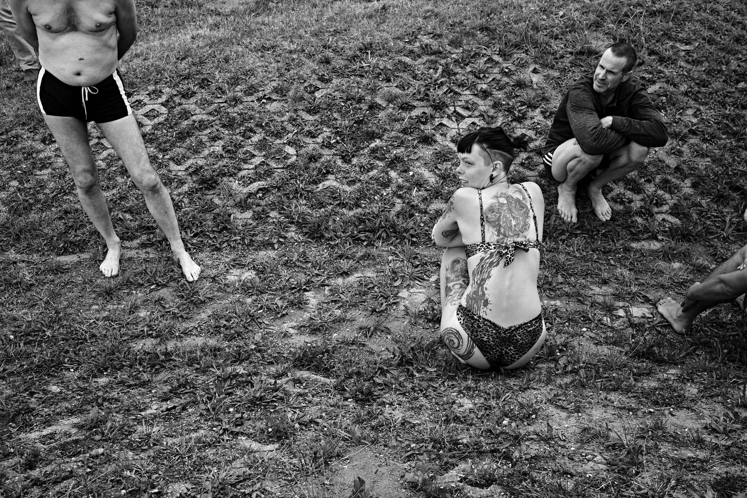 Vorm Durchschwimmen der Elbe warten ein paar Leute auf den Start. - Foto: Thomas Steinberg