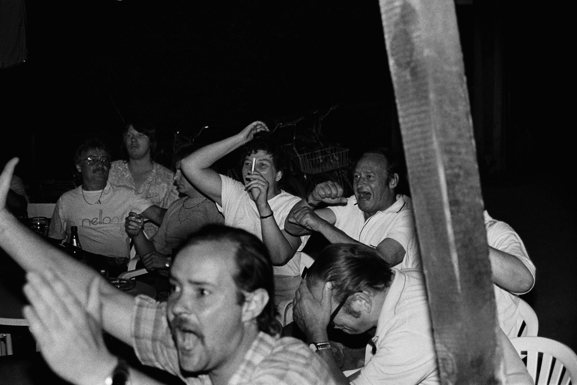 1992 schauen Fu&szlig;ballfans die &Uuml;bertragung des Endspiels der Fu&szlig;ball-Europameisterschaft. - Foto: Thomas Steinberg