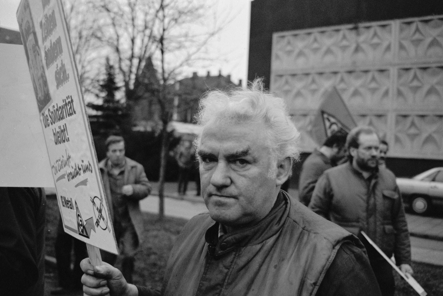 Ein Arbeiter der Waggonbau Dessau GmbH während des Warnstreiks im April 1993 - Foto: Thomas Steinberg