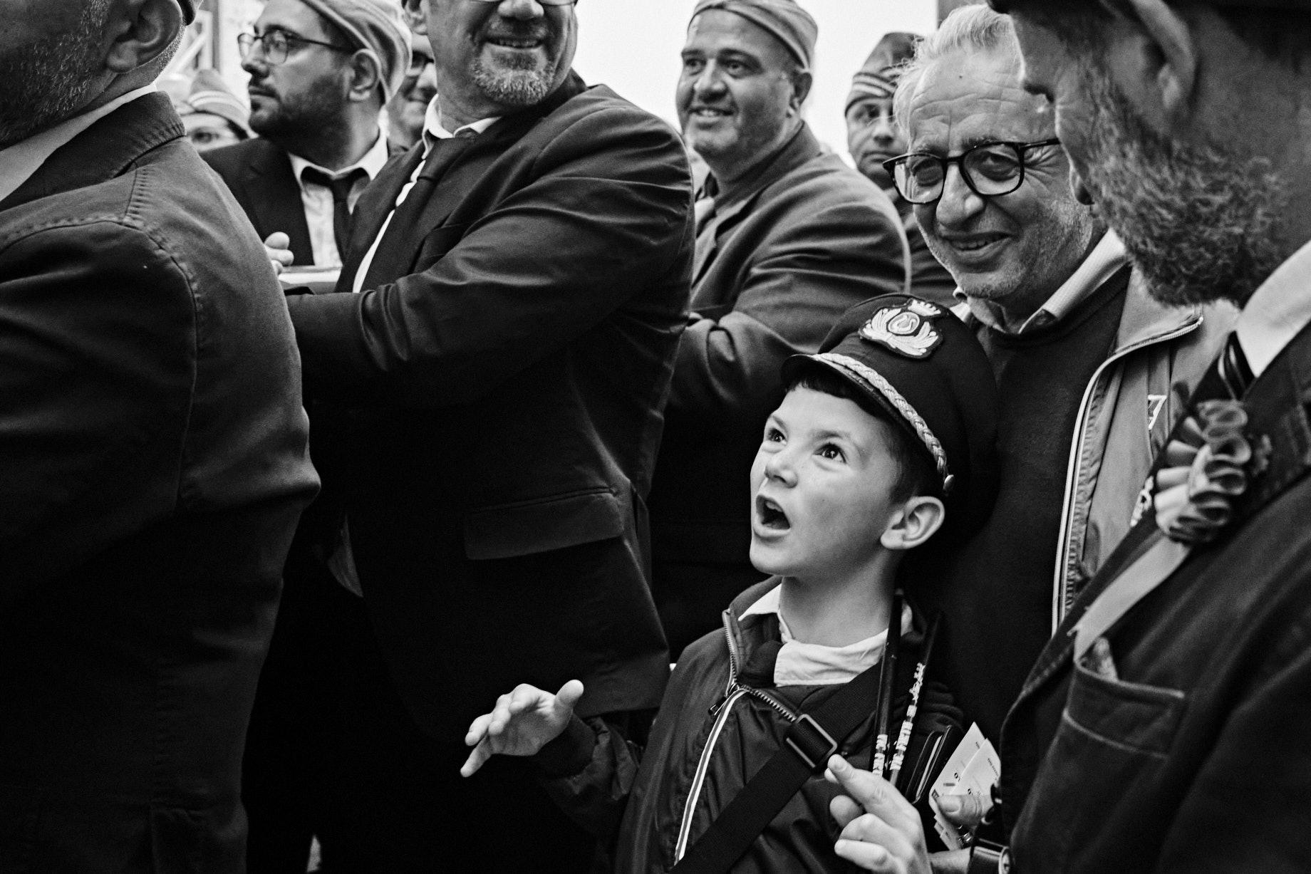 Ein Junge während der Prozession. - Foto: Thomas Steinberg