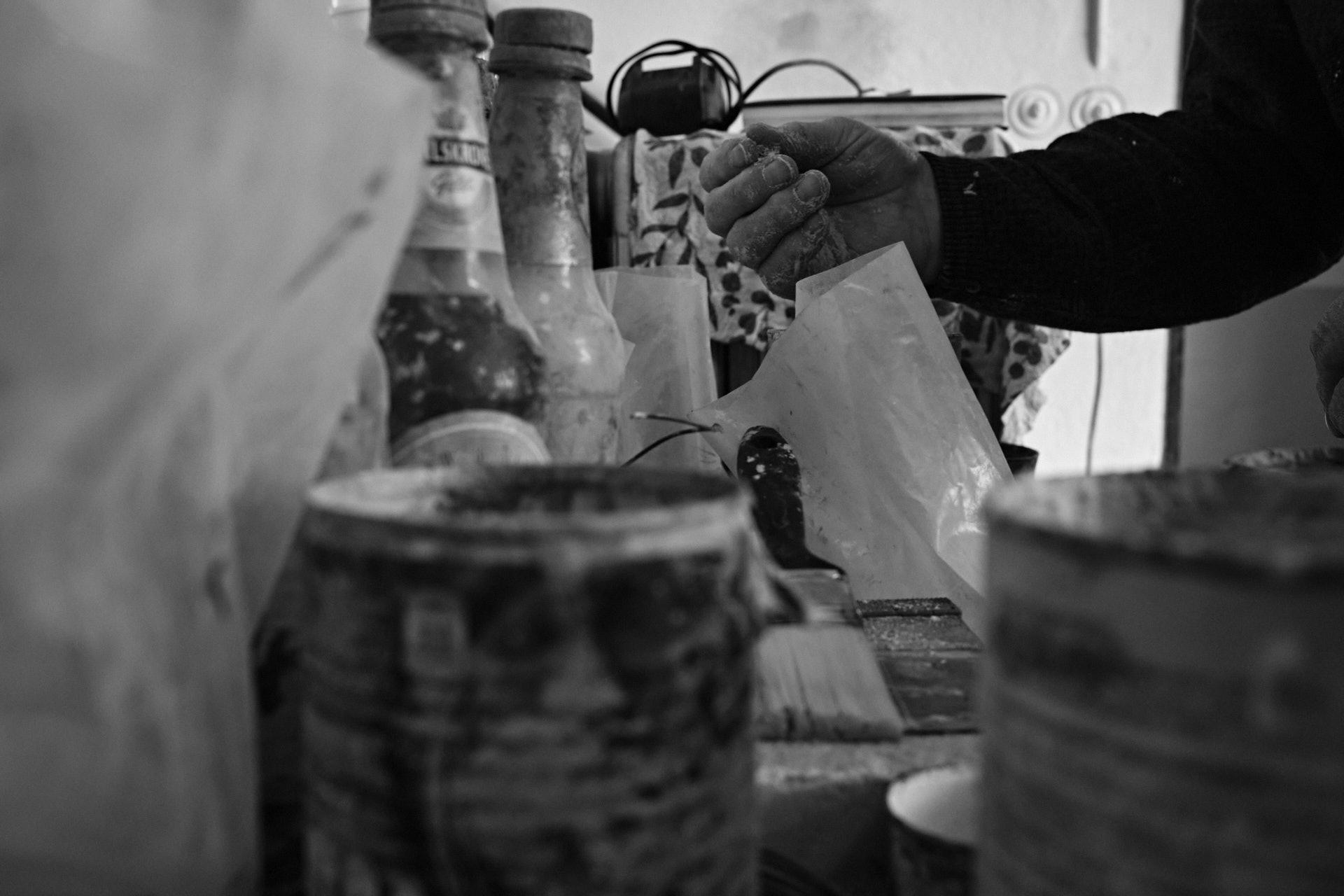 Mann mischt ein Substrat. - Foto: Thomas Steinberg