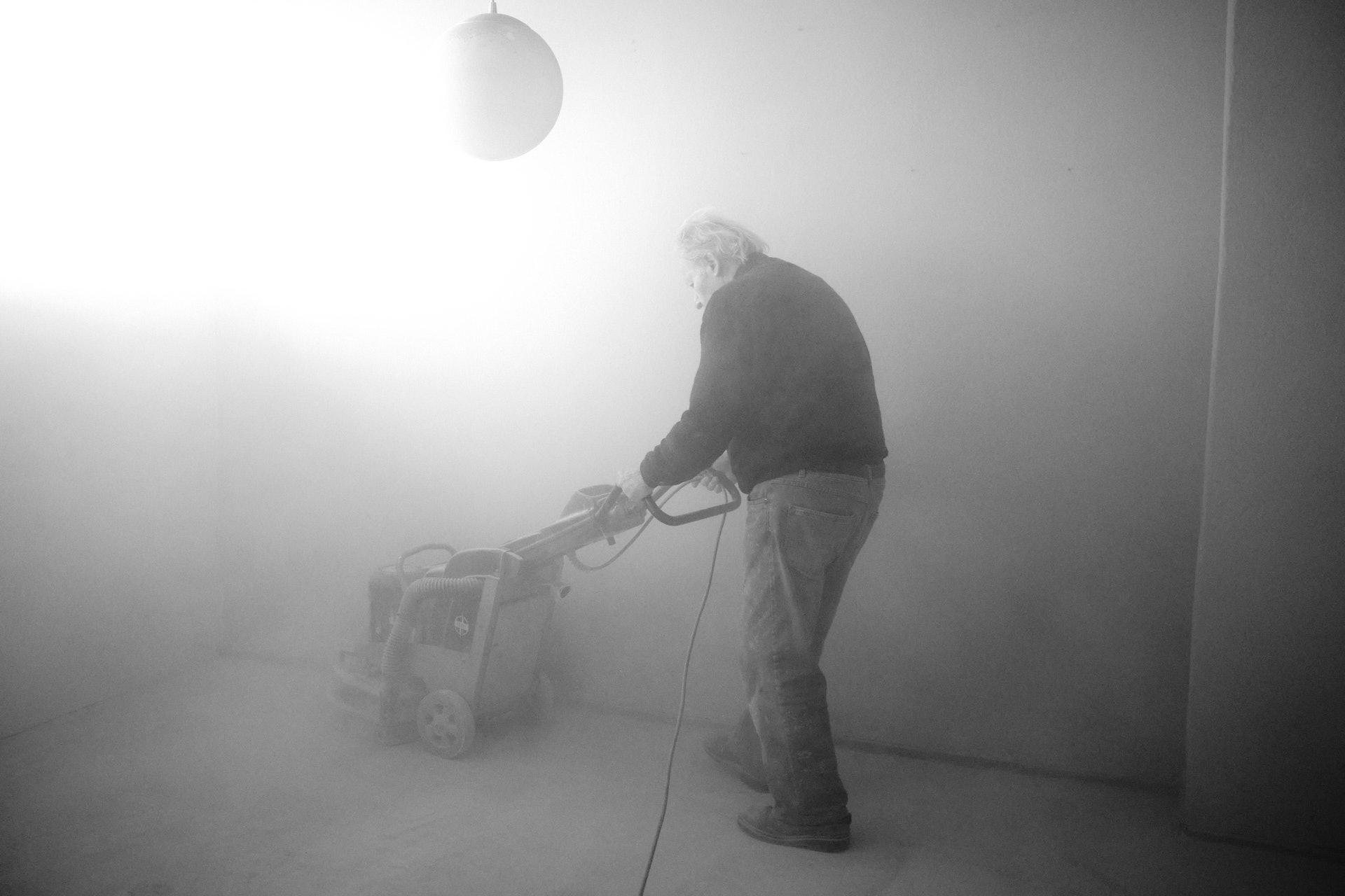 Mann in Stubwolke - Foto: Thomas Steinberg