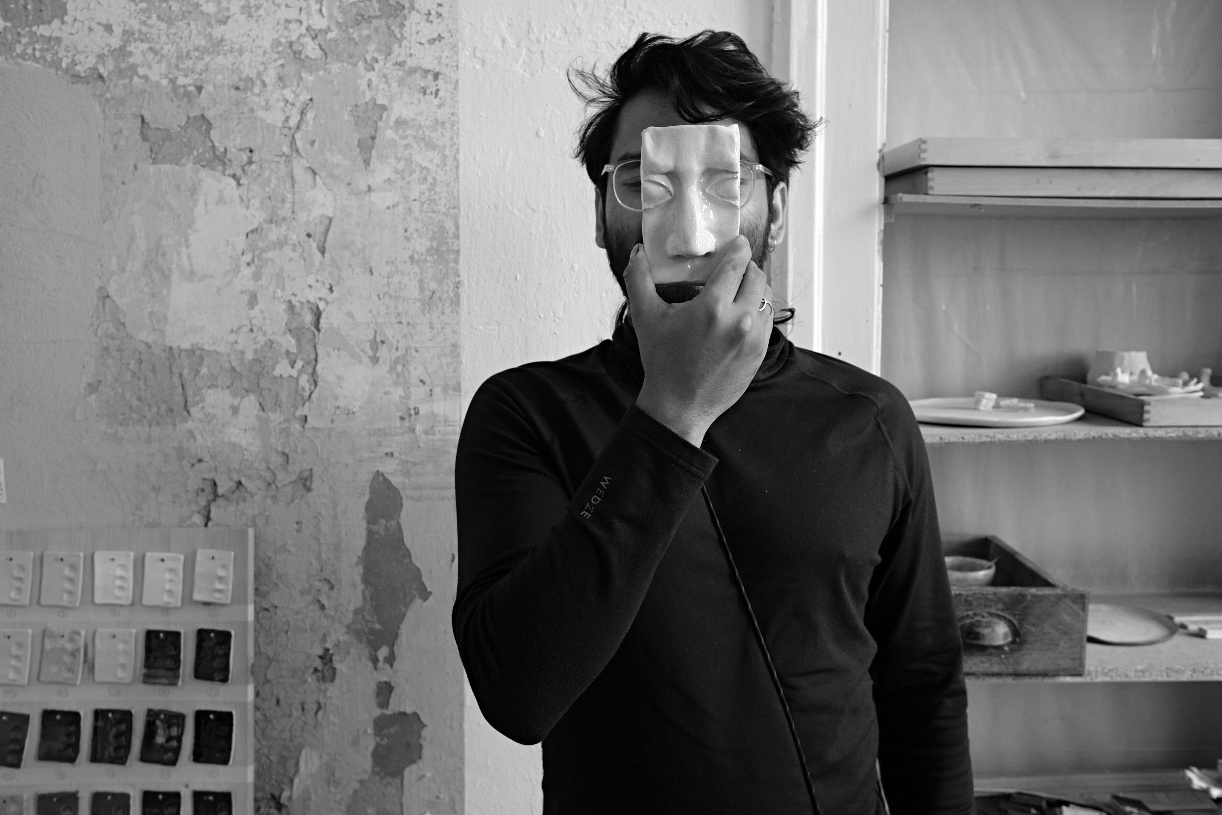 Deepesh Harbola mit einer von ihm gefertigten Keramik. - Foto: Thomas Steinberg