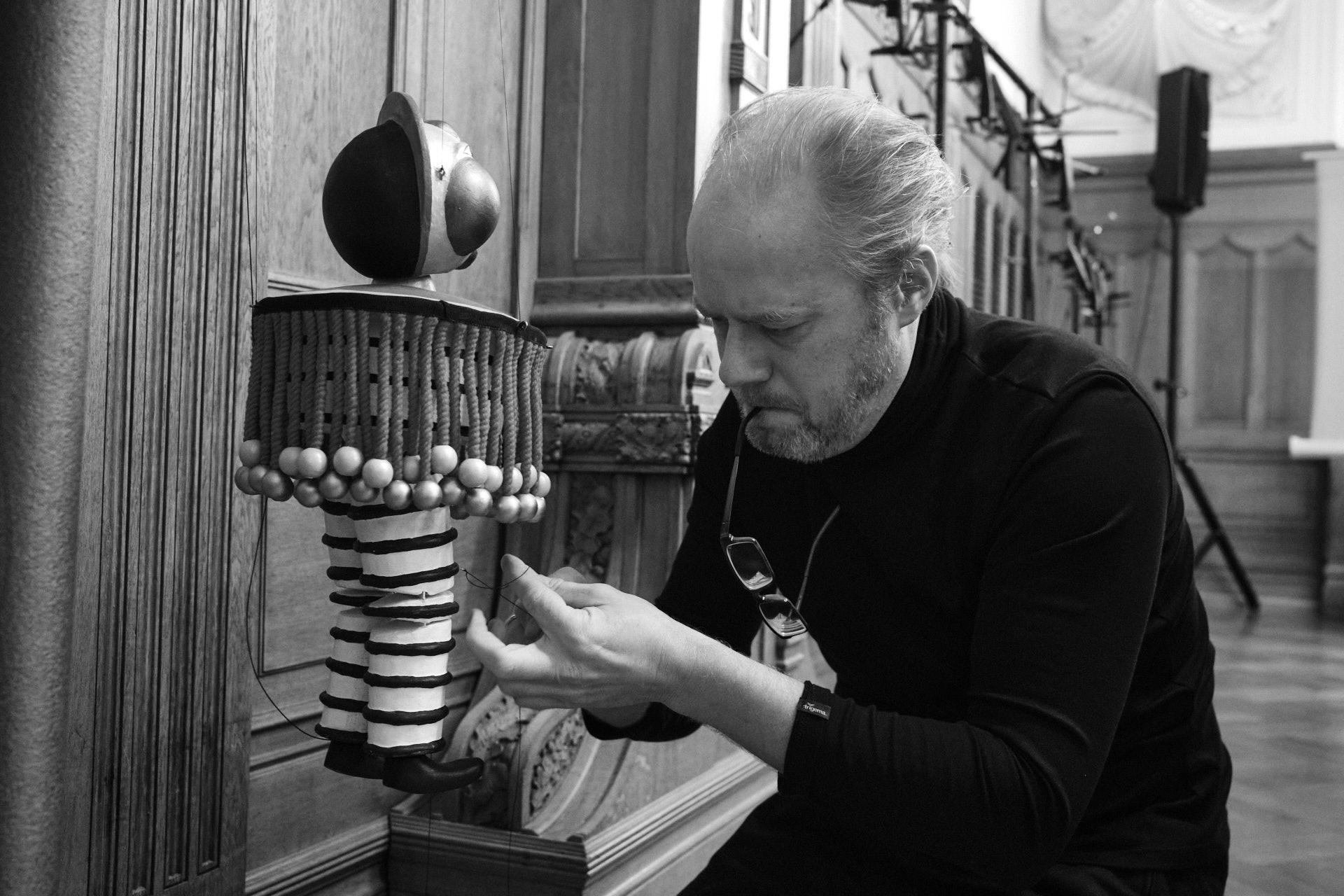 Christian Fuchs befestigt einen Faden am &bdquo;Taucher&ldquo;.  - Foto: Thomas Steinberg