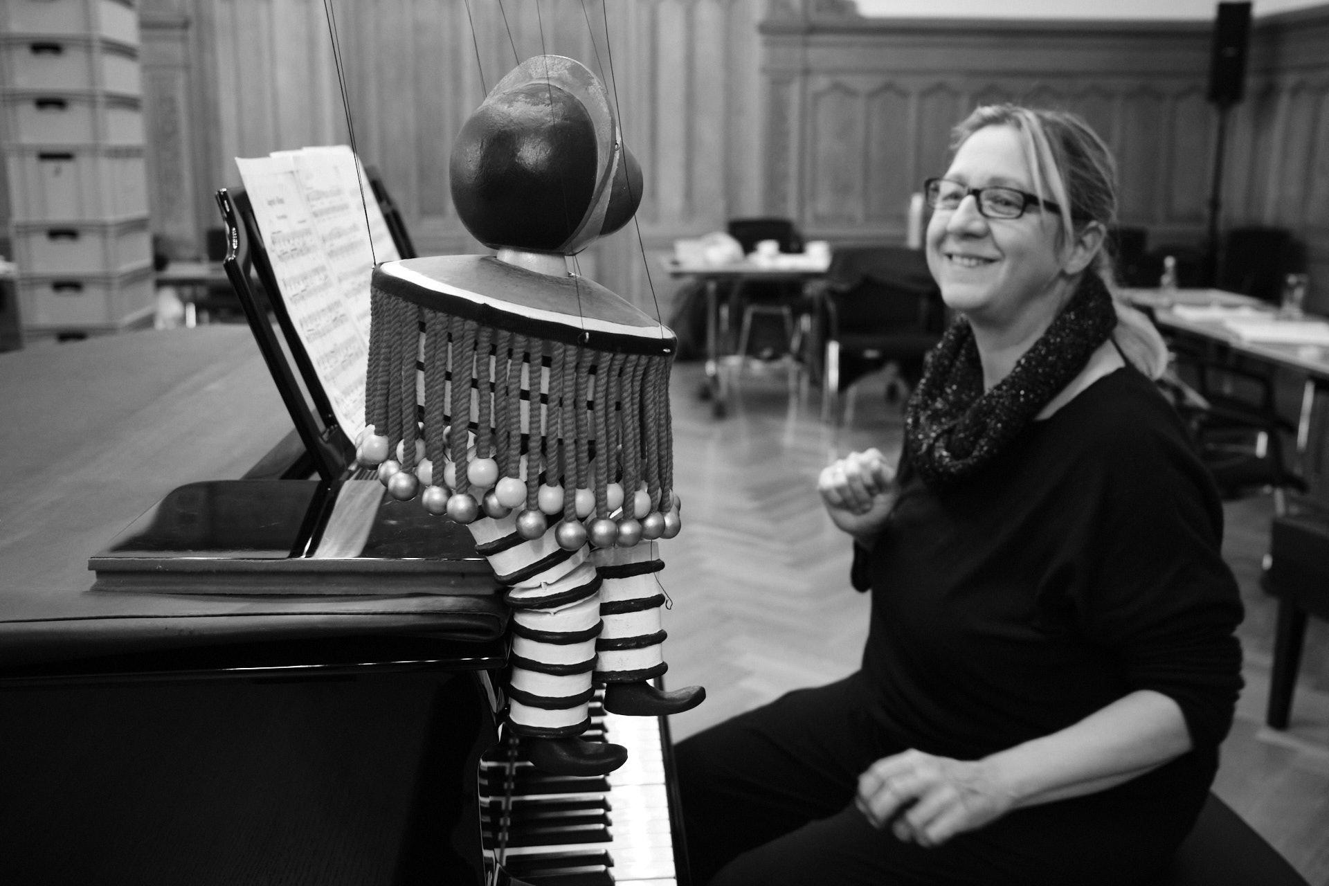 Ragna Schirmer und Marionette - Foto: Thomas Steinberg